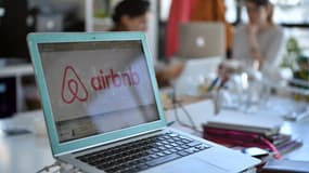 Le succès d'Airbnb déplaît aux professionnels. En France, les relations sont tendues avec les hôteliers notamment à cause de la taxe de séjour.