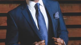 Les employeurs sont plus stricts sur la tenue vestimentaire quand l'employé est au contact avec la clientèle. 
