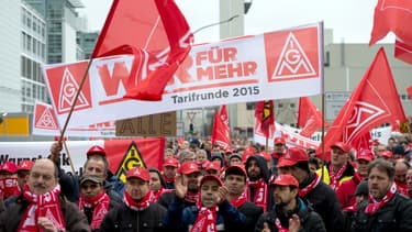 Le syndicat IG Metall lors d'une manifestation, lundi