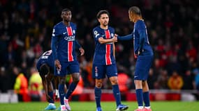 Marquinhos salue Bradley Barcola lors du match Arsenal-PSG (2-0, Ligue des champions), le 1er octobre 2024