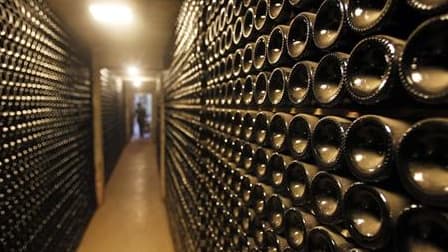 Les Chinois sont venus en nombre cette semaine dans les châteaux du Bordelais pour les dégustations en primeurs du millésime 2010, confirmant leur engouement croissant pour les grands crus. /Photo d'archives/REUTERS/Régis Duvignau