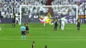 Hugo Lloris repousse la tête de Karim Benzema
