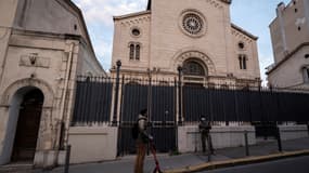 Un militaire en faction devant une synagogue de Marseille en 2020. 