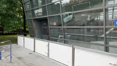 Des batardeaux installés devant la la salle de spectacles Balavoine à Arques (Pas-de-Calais). 