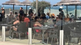 Une terrasse d'un café-restaurant au bord de la plage de Malo-les-Bains dans le Nord, mi-juin 2023.