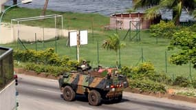 Un blindé transportant des soldats français patrouille dans Abidjan. Les militaires français de la force Licorne ont renforcé jeudi leur dispositif de surveillance dans la capitale économique de la Côte d'Ivoire.