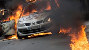 Les assaillants avaient empêché les policiers de sortir du véhicule où ils venaient de lancer un cocktail Molotov. 