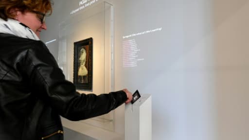 L'une des 25.000 internautes propriétaires du "Buste de mousquetaire" de Pablo Picasso dispose de sa carte numérotée pour aller voir l'oeuvre au Musée d'art moderne et contemporain de Genève le 27 avril 2018 L'une des 25.000 internautes propriétaires du "Buste de mousquetaire" de Pablo Picasso dispose de sa carte numérotée pour aller voir l'oeuvre au Musée d'art moderne et contemporain de Genève le 27 avril 2018