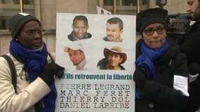 Manifestation à Paris pour demander la libération des otages français du Sahel le 16 mars 2013.