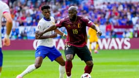 Romelu Lukaku au duel avec Aurélien Tchouaméni lors du match France-Belgique (1-0, Euro 2024), le 1er juillet 2024