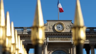 Le drapeau français flotte au-dessus de l'Assemblée nationale, le 25 mars 2019 à Paris.