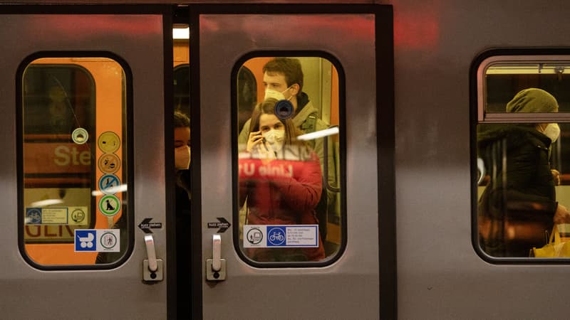 Des personnes dans le métro à Viennes, en Autriche, le 25 janvier 2021.