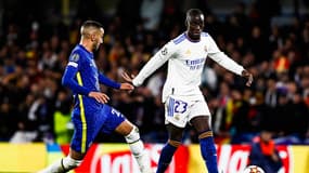 Ferland Mendy, poursuivi par Hakim Ziyech