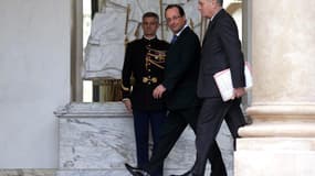 La cote de confiance de François Hollande perd trois points en juillet à 30% d'opinions favorables (le niveau le plus bas enregistré depuis sa prise de fonction le 6 mai 2012) tandis que celle de Jean-Marc Ayrault chute de cinq points à 34%, selon le tabl