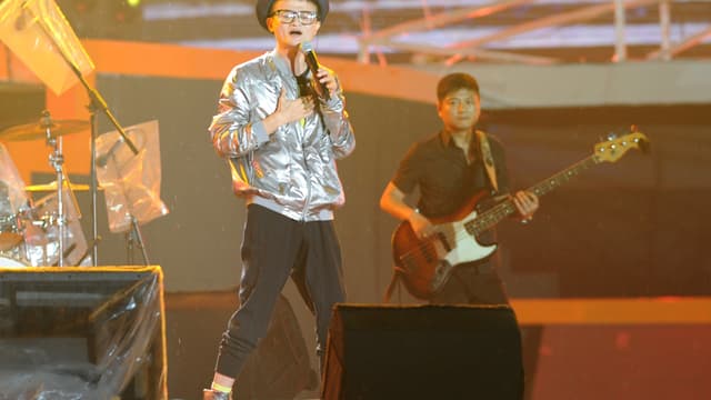 Jack Ma n'hésite pas à se grimer, et à chanter devant ses salariés, ici en rock star pour célébrer les 10 ans d'Alibaba.