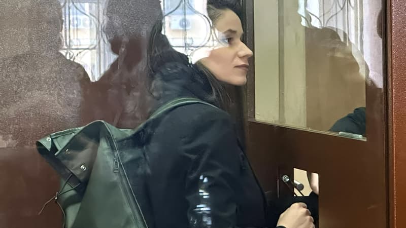 La journaliste de SotaVision Antonina Favorskaya à l'intérieur d'une salle d'audience photographiée par le service de presse du tribunal de Moscou le 29 mars 2024. 