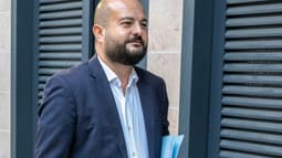 Le maire de Fréjus, David Rachline, arrive à Draguignan, le 30 septembre 2025, pour comparaître devant le tribunal correctionnel où il est jugé pour conflit d'intérêts