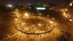 La place Tahrir, au Caire. Le ministre égyptien de la Défense Mohamed Tantaoui, qui occupe également les fonctions de vice-Premier ministre, s'est rendu vendredi matin sur ce lieu, épicentre de la contestation au Caire, accompagné d'autres responsables de