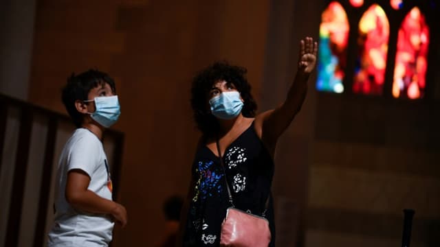 Visiteurs masqués dans la basilique de la Sagrada familia à Barcelone, le 4 juillet 2020