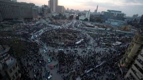 Le trafic a peu à peu repris dimanche au milieu de la foule place Tahrir, dans le centre du Caire. L'armée égyptienne s'emploie à affirmer son autorité sur le pays après la chute d'Hosni Moubarak et elle devrait ce lundi interdire de fait les grèves et ad