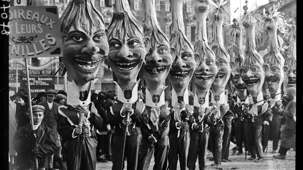 Des carnavaliers habillés en "poireaux et leurs chenilles", lors de l'édition de 1924.