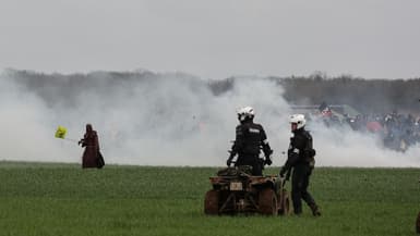 Un manifestant en tenue de moine a été aperçu lors d'un rassemblement à Sainte-Soline, le 25 mars. 