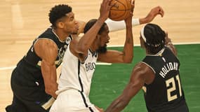 Kevin Durant pris en étau lors du match 6 entre Brooklyn et Milwaukee