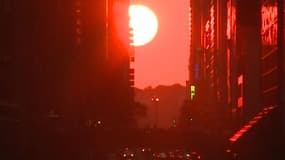 À New York, un spectaculaire coucher de soleil entre les gratte-ciel