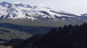 Une vue du site montagneux où sera construit le futur domaine skiable des "Trois Sommets", près de la ville de Karakol, au Kirghizistan.