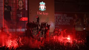 Les fans de Liverpool fêtent le titre de Premier League 2020 devant Anfield