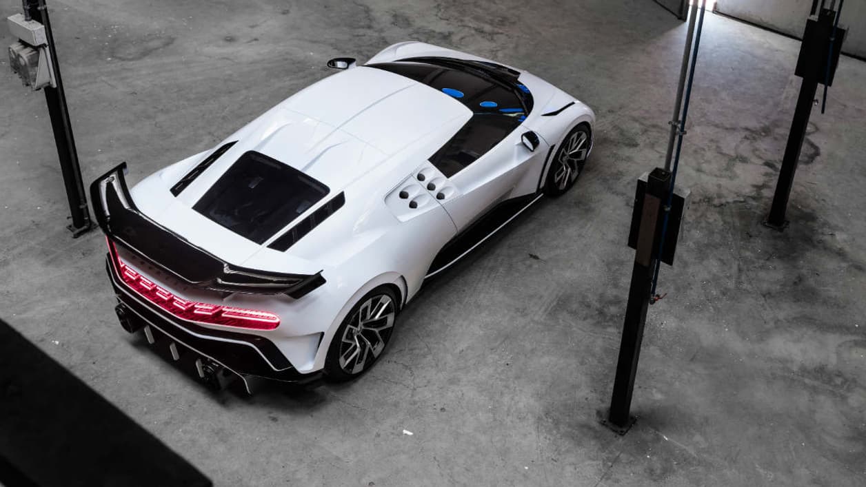 Sous le capot, Bugatti a installé le W16 8.0 de la Chiron, avec une puissance de 1600 chevaux.
