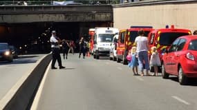 Les secours sur place, après l'accident d'un bus de tourisme à Paris. 
