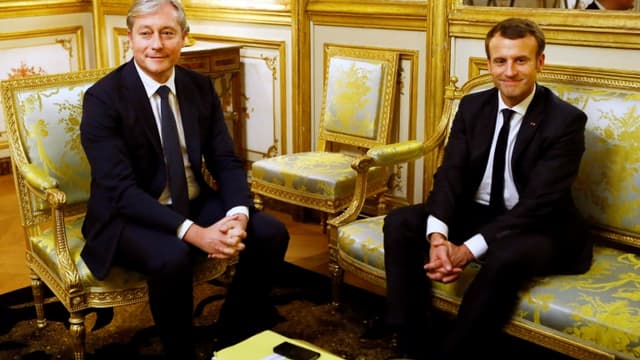 Le président français Emmanuel Macron (d) rencontre le président du Parti radical valoisien Laurent Hénart au palais de l'Elysée à Paris, le 21 novembre 2017