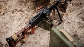 Un fusil ukrainien sur le front près de Lyman