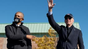 Le candidat démocrate à la présidentielle Joe Biden (d) et l'ancien président Barack Obama lors d'un meeting à Flint, le 31 décembre 2020 dans le Michigan
