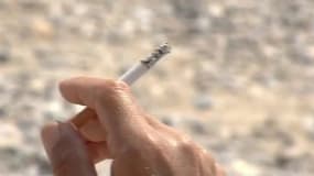 Depuis ce dimanche 29 juin, la cigarette est bannie dans les parcs, sur les plages et aux abords des écoles. Réactions à Marseille où la cigarette est déjà interdite depuis 2021.