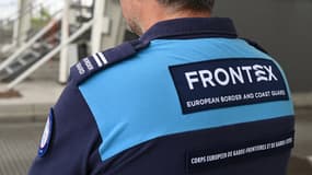 Un agent du corps européen de garde-frontières et de garde-côtes Frontex, le 25 juillet 2024 à Calais (Pas-de-Calais).