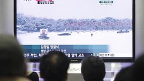 Dans une gare de Séoul, des passants regardent la retransmission des funérailles de Kim Jong-il, mercredi. Dans sa première communication extérieure depuis la mort du "Cher dirigeant", la Corée du Nord a repris son ton belliqueux, avertissant la Corée du