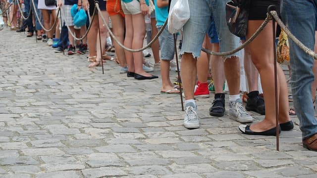 Au lieu de perdre leur temps dans la file d'attente, les touristes peuvent aller faire du shopping, aller au café ou au restaurant pour le plus grand bonheur des commerces alentours.