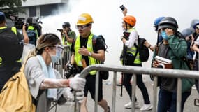 Les forces l'ordre dispersent la foule hongkongaise à l'aide de gaz lacrymogène, le 12 juin 2019 - DALE DE LA REY / AFP
