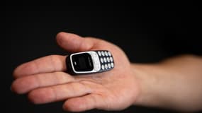 Cette photographie prise à Paris montre un téléphone portable miniature, alors que les autorités françaises lançaient une vaste opération de répression de l'utilisation de ces appareils dans les prisons françaises, le 20 mai 2025.