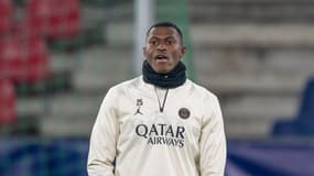 Nuno Mendes à l'échauffement avec le PSG, 27 décembre 2024