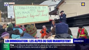 Briançon: une centaine de personnes ont manifesté dimanche contre la loi immigration