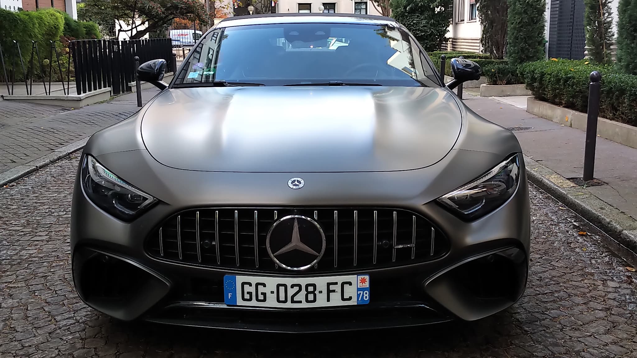 Le grand capot long à l'avant rappelle le style de la Mercedes AMG-GT. Le grand capot long à l'avant rappelle le style de la Mercedes AMG-GT.