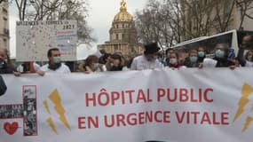 Quelques milliers de personnes ont défilé samedi près du ministère de la Santé, à Paris, pour réclamer l'arrêt des fermetures de lits dans les hôpitaux publics et de meilleurs conditions de travail pour les soignants