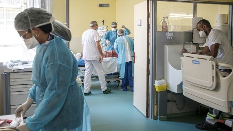 Des personnels soignants s'occupent d'un patient dans une unité de réanimation pour les malades atteints du  Covid-19 au centre hospitalier de Cayenne le 25 septembre 2021 