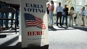 Des habitants font la queue pour voter au Stamford Government Center le premier jour du vote anticipé le 21 octobre 2024 à Stamford, Connecticut.