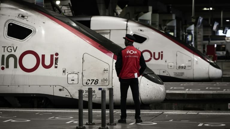 Un employé de la SNCF devant un TGV Ouigo à la gare Montparnasse à Paris, le 6 mai 2025.
