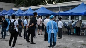 Des Chinois attendent pour se faire tester au coronavirus, le 17 juin 2020 à Pékin