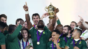 Les Sud-Africains soulèvent la Coupe du monde de rugby en 2019.